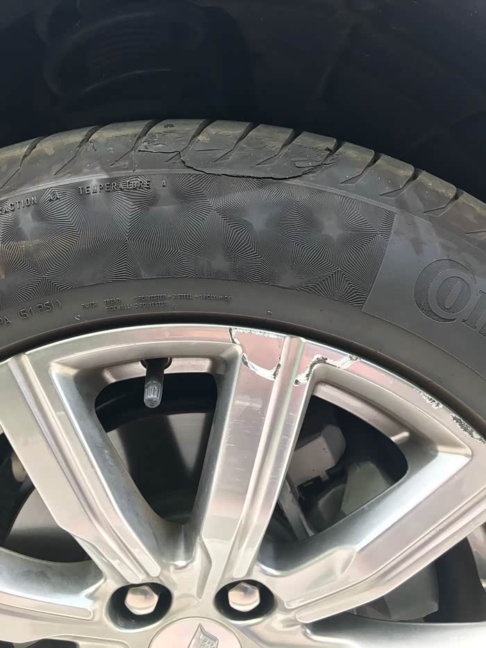 【图】轮胎破了,有大哥没在4s店换,自己买的吗_凯迪拉克xt4论坛_汽车