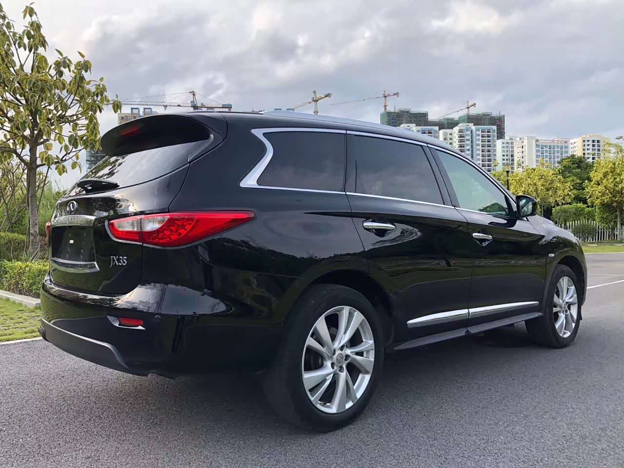 黑色英菲尼迪jx35,有没有觉得非常有尊贵感?