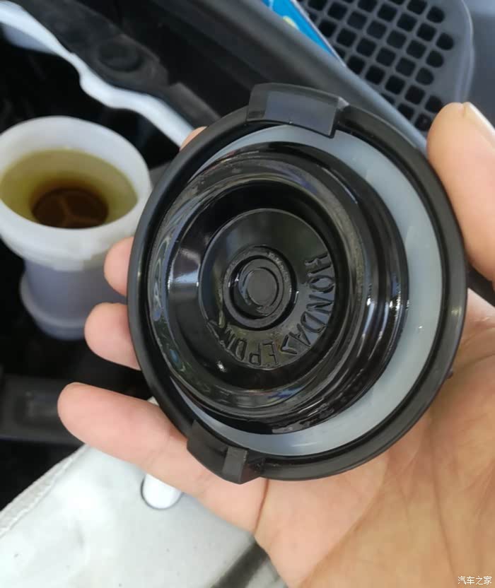 不规范安装导致刹车油壶盖口处渗油