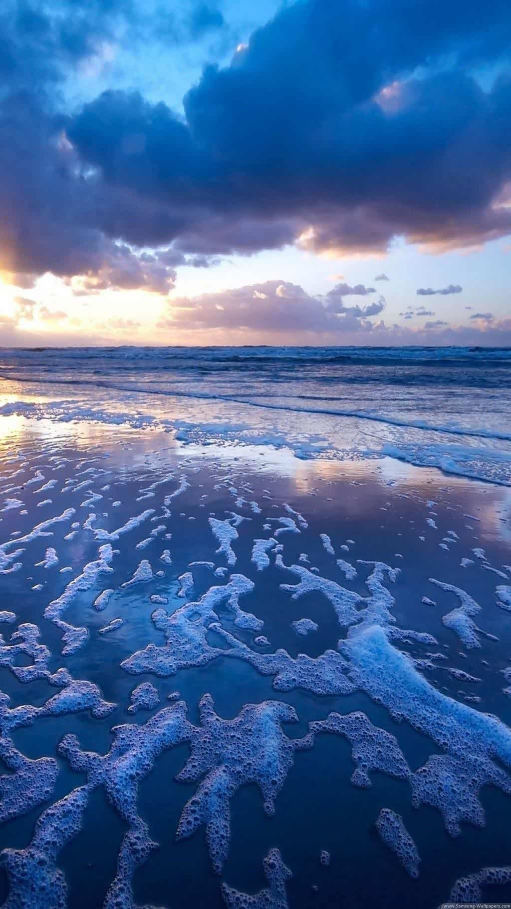 美丽的海滩,就有美丽的身影,美景佳地,海风吹拂长发.风采迷人