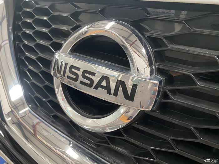 日产车标,这么多年一直延续这个镀铬设计,也算是老生常谈.