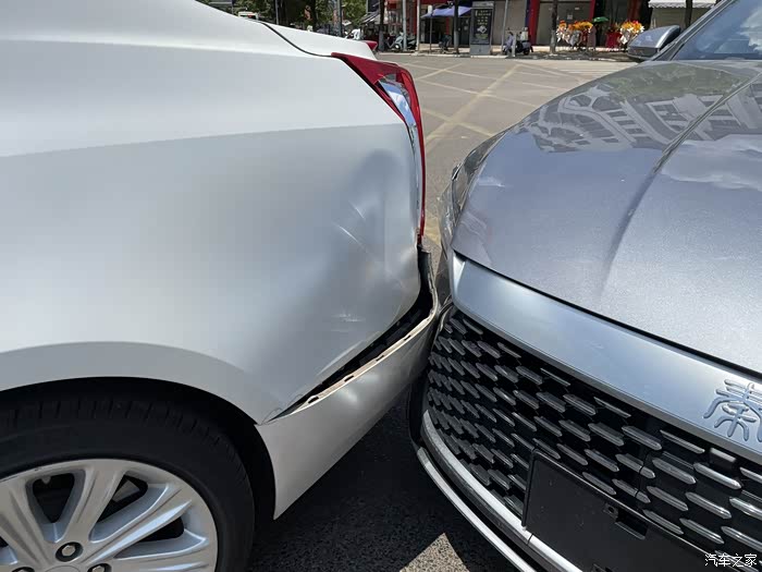 为了避让电动车就这样被追尾对方新车新手