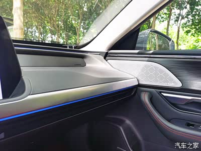 氛围灯一个用处不大但是必须要有的配置.