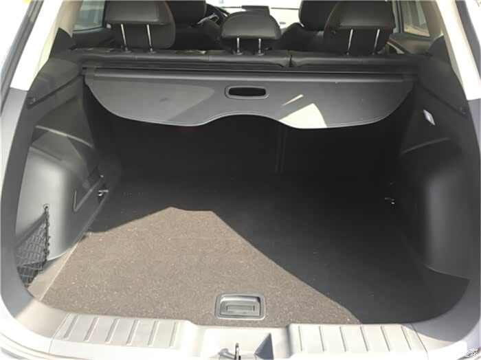 电动后备箱,空间也是很大的,上次带着家人出去玩,拿了几个行李箱都放