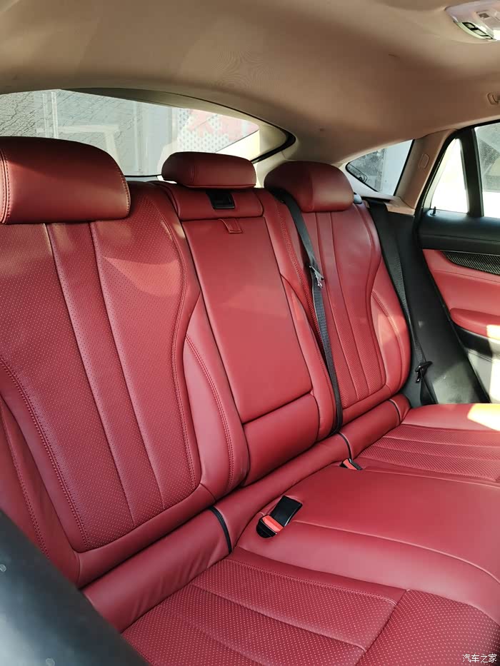 后排座椅包覆酒红真皮