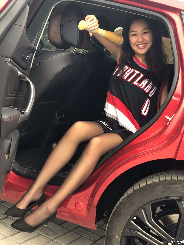 媳妇当车模前方黑丝高跟篮球宝贝一段旅程后对vv5的肯定