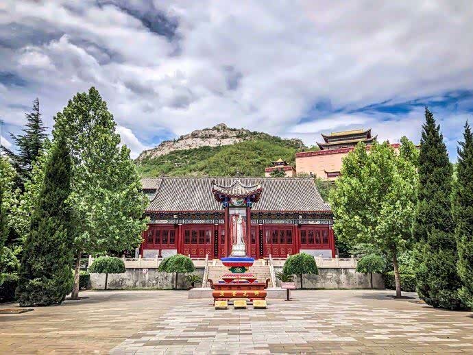 灵岩寺位于灵山佛文化景区是座有着多年历史的古老寺院