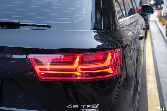 q7尾灯用    横竖线条,造型看去会比q5l更为硬朗一些,这也正我非常