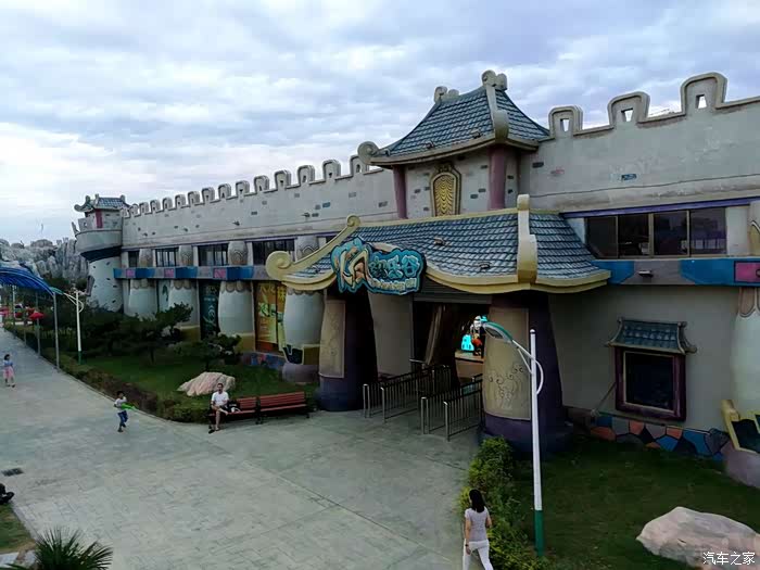 和孩子在一起游凤凰乐园