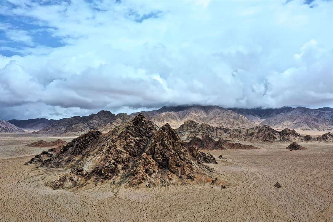 新疆阿尔金山国家级自然保护区有一片古老的岩溶地貌