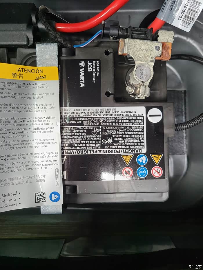 现款途锐的蓄电池在副驾驶脚垫下