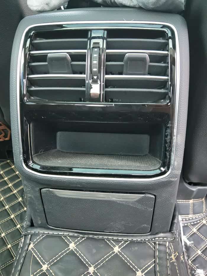 后排配有独立空调出风口,舒适型配置档次比较