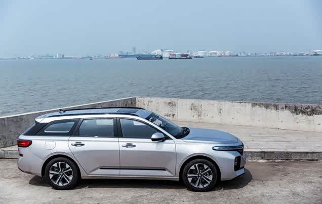 新宝骏rc-5w的设计比一般的旅行车更加美观漂亮