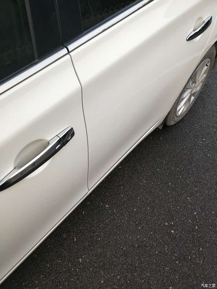 新喷的珠光白车门稍微偏深