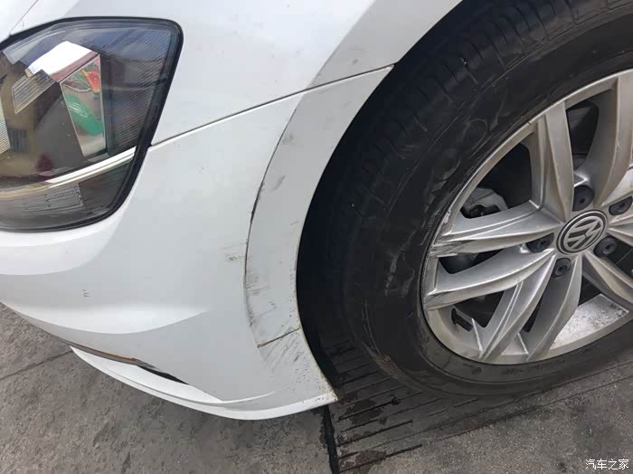 新高尔夫和别的车剐蹭前保险杠轮毂磕碰掉漆
