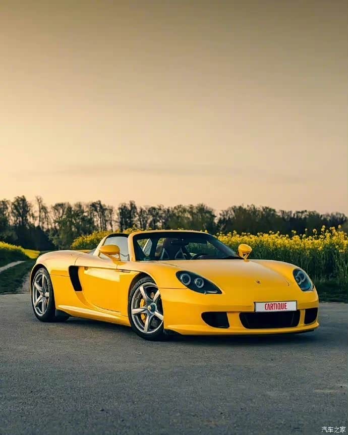 一枚黄色保时捷porschecarreragt