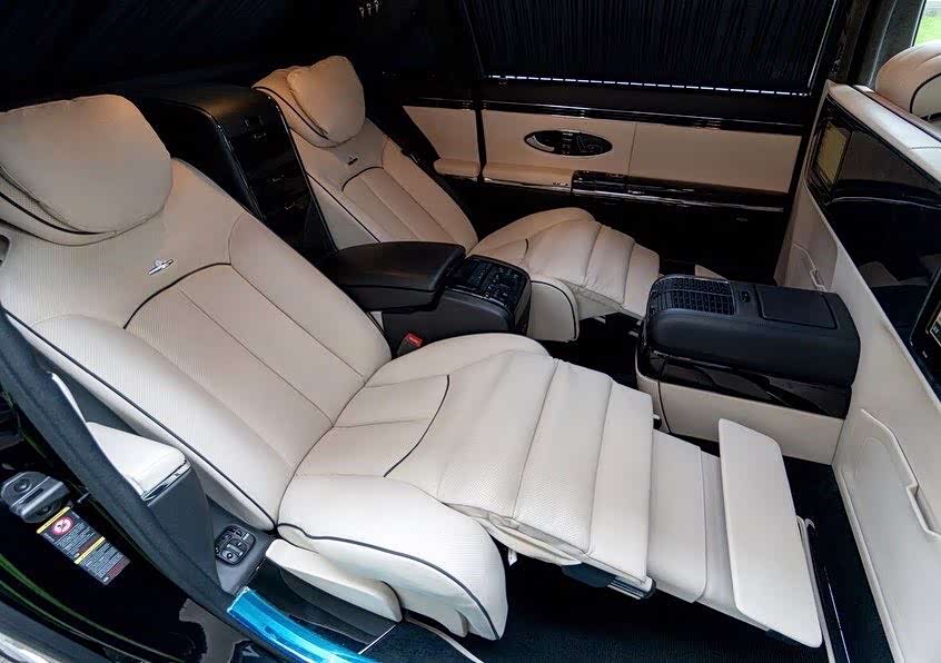迈巴赫这后排也太奢侈了,老板专属座驾