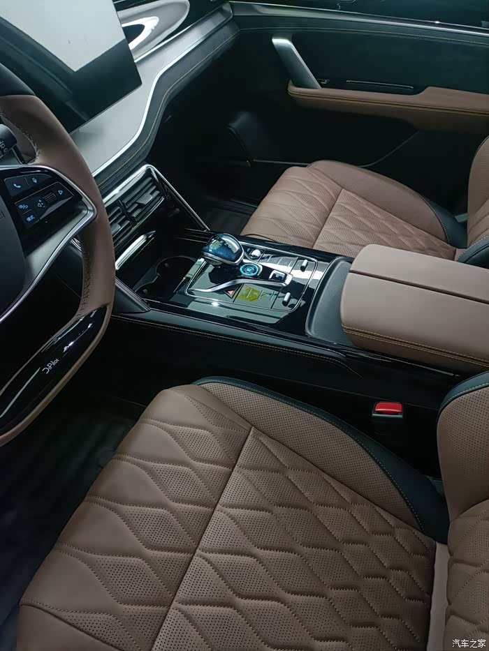 非常好的决定就是买比亚迪唐dmi,它不仅外形帅气,内饰也是非常的豪华!