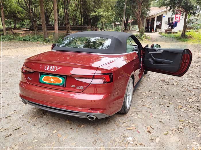 奥迪a5红色敞篷第一次约上媳妇去小树林交作业拍照