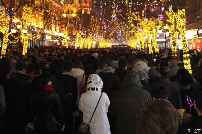 人山人海的中央大街