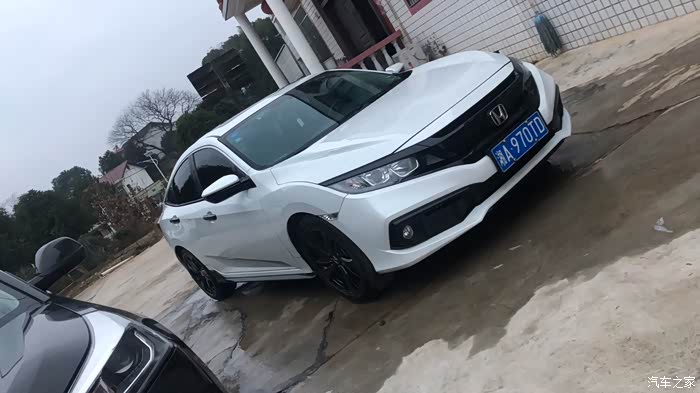 车友们有思域贴黑顶(悬浮车顶)的照片嘛?