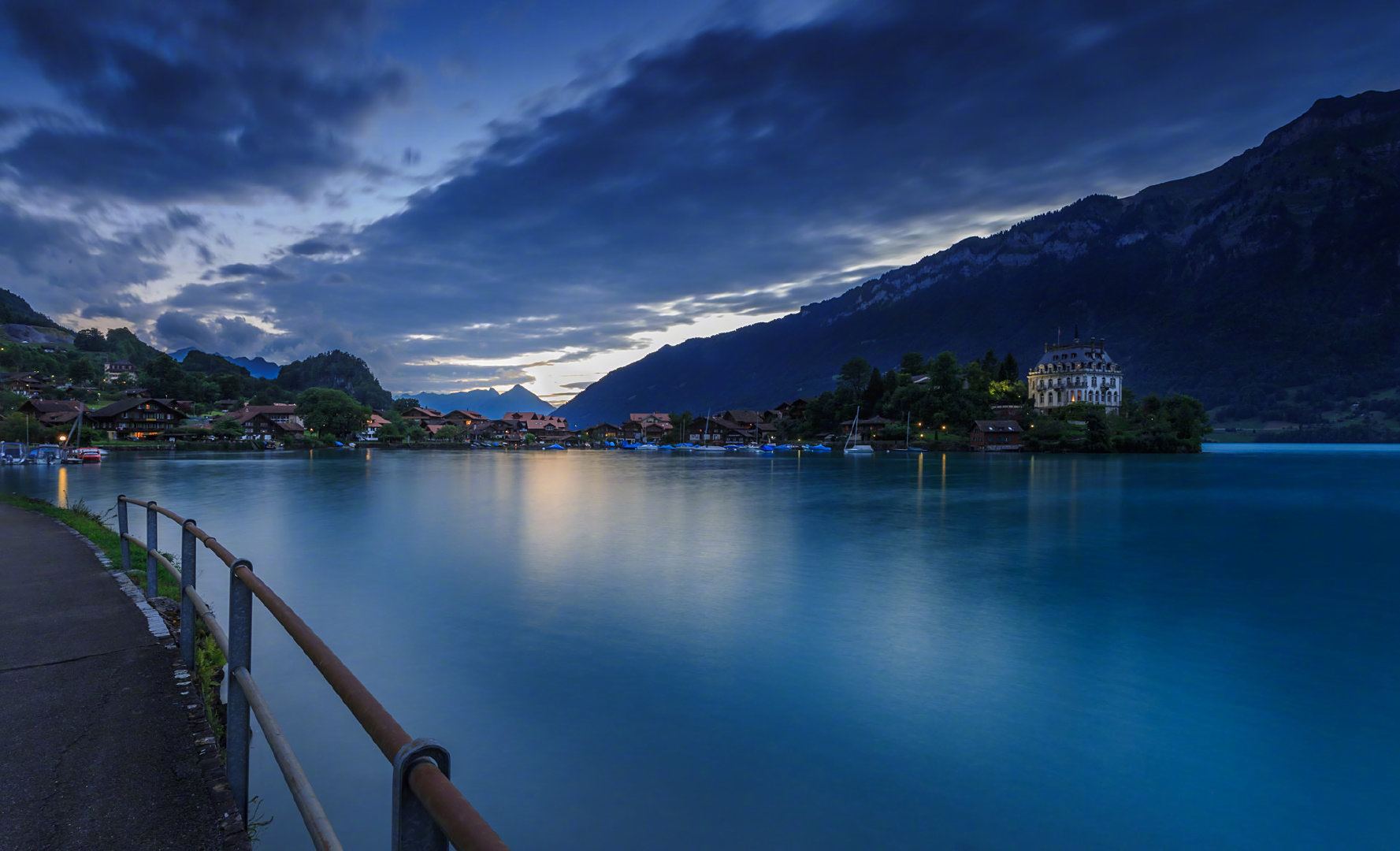 瑞士因特拉肯湖风光景色宜人