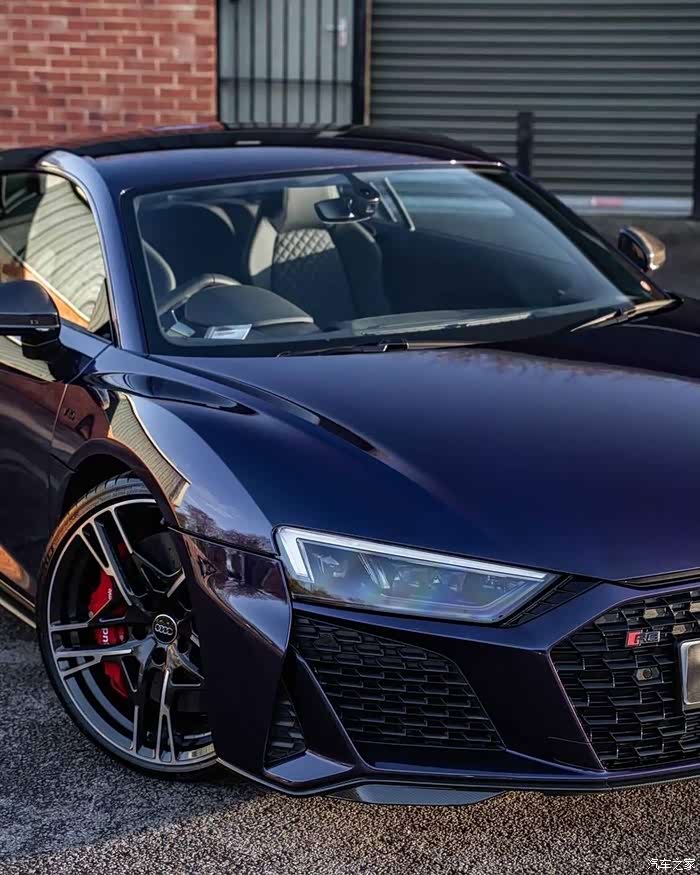 紫色奥迪rs8,这款奥迪就是地表最强的suv,同时姿态很优雅