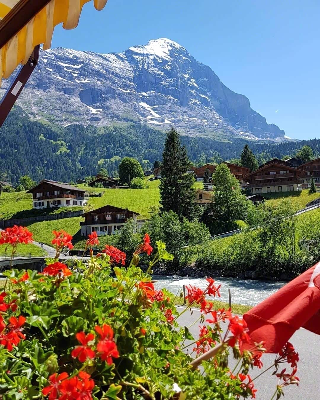 【图】群山拥抱,碧湖映照,欧洲绝美小镇——瑞士因特拉肯._aria fxe论