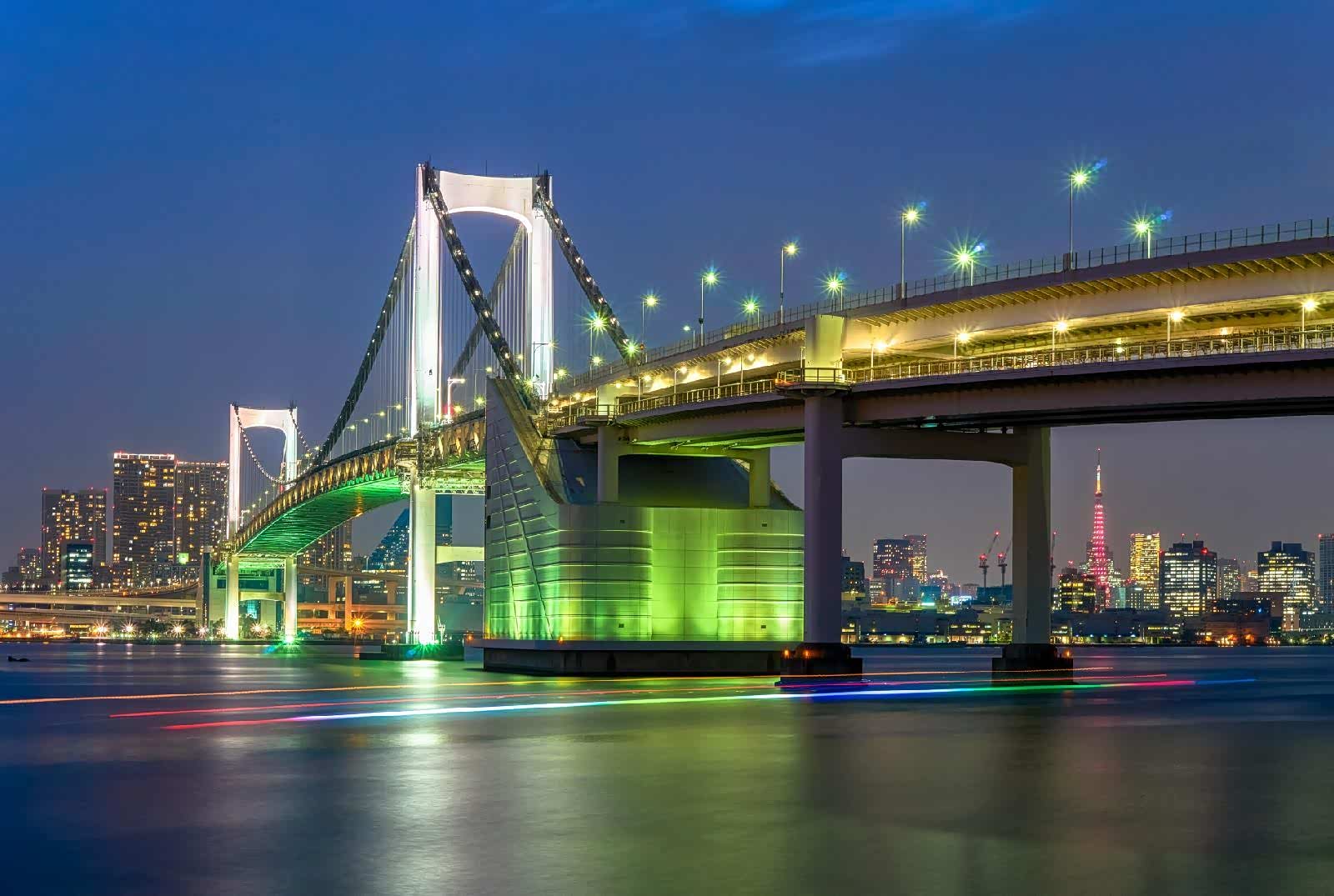 东京这个繁华中带有一丝魔幻色彩的超级都市