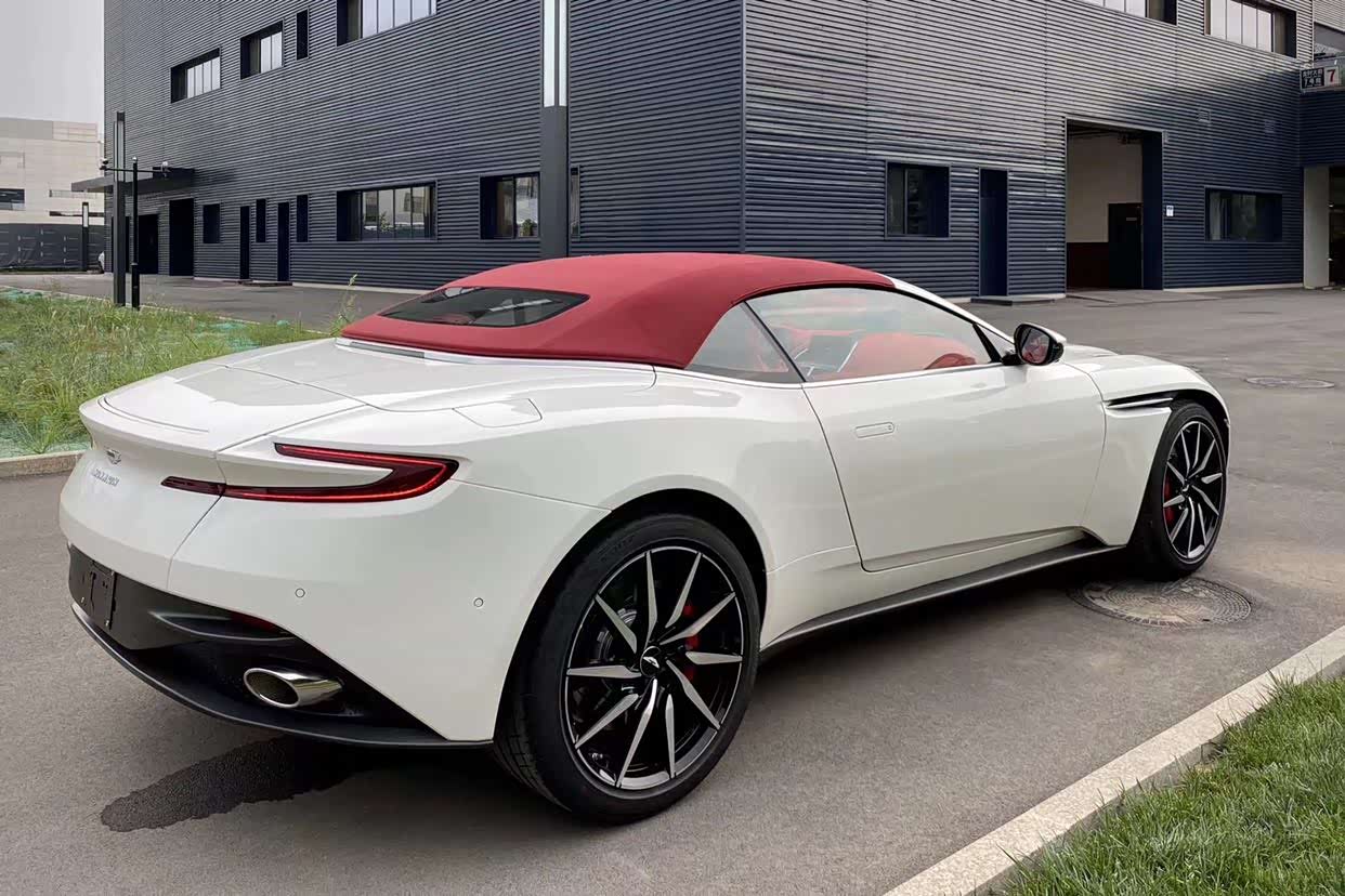 阿斯顿马丁 db11 敞篷 红白相间特别亮眼