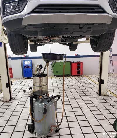 师傅在给我的车子放机油