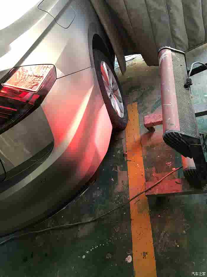 2020新款宝来海贝金后保险杠喷漆作业