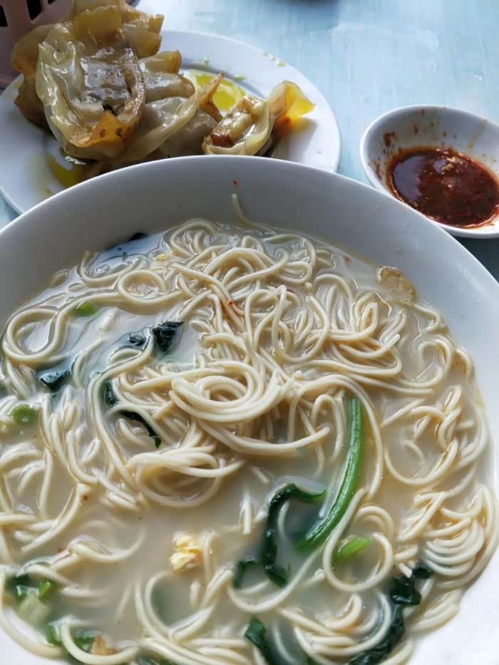 逛着夜景,吃着鱼汤面