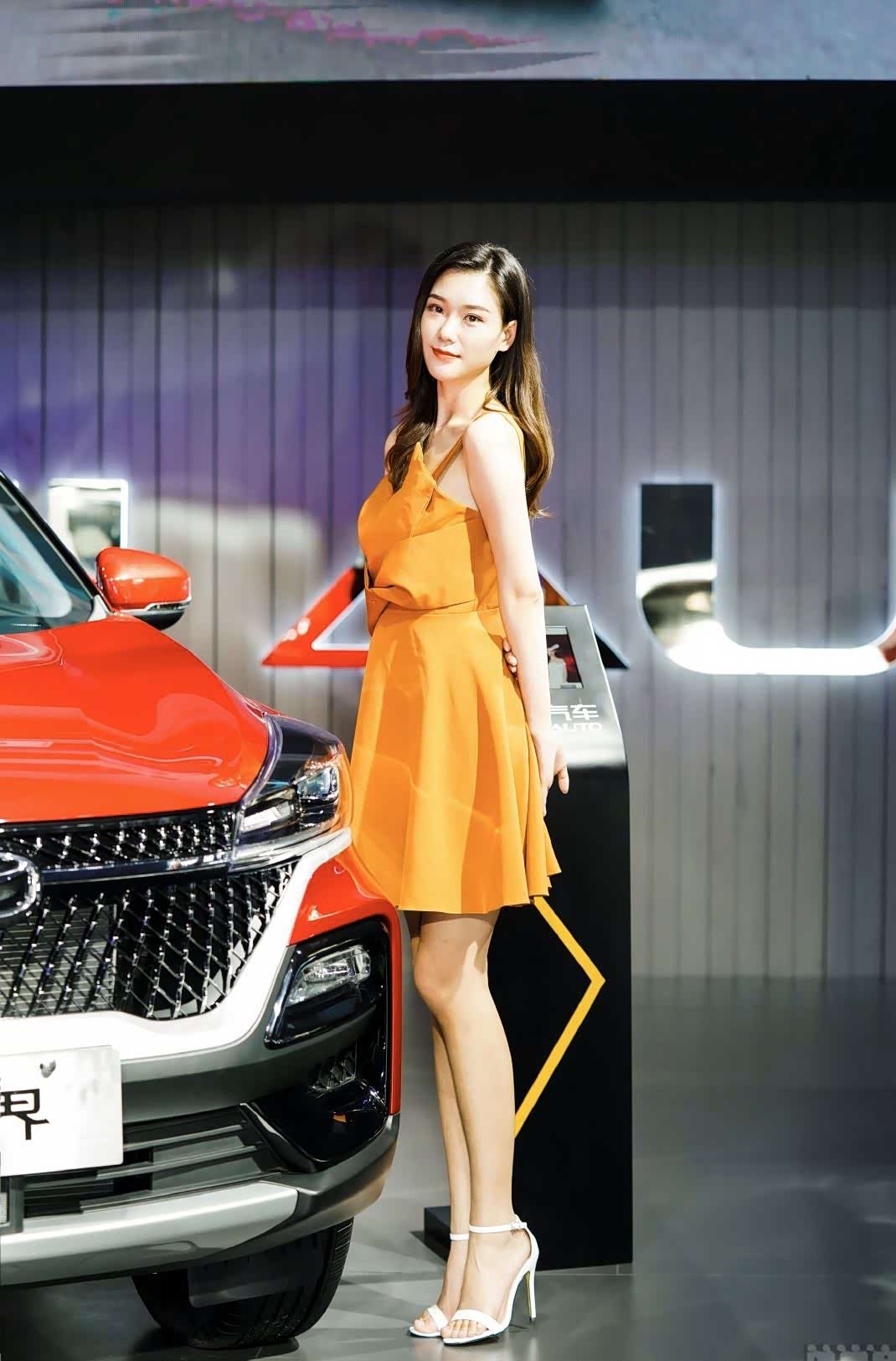2020成都车展很会撒娇的车模