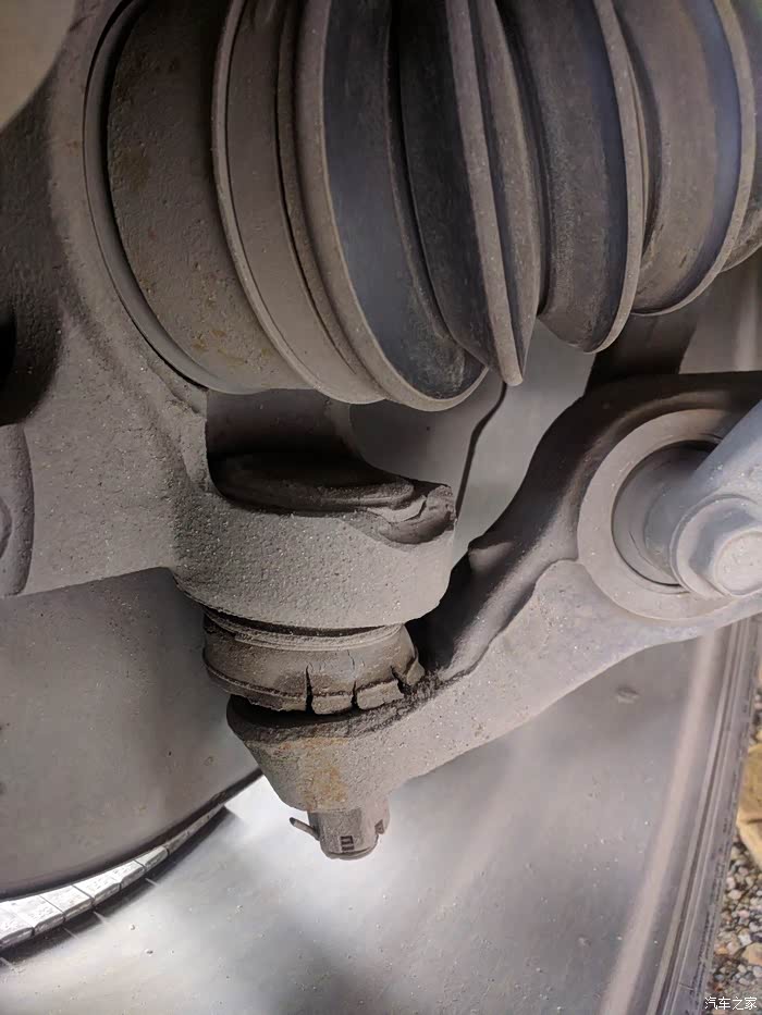 右前下摆臂球头胶套这个样子还能跑多少公里呢