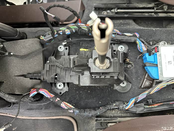 停车时应施加驻车制动,宝马x1更换挂档弹簧