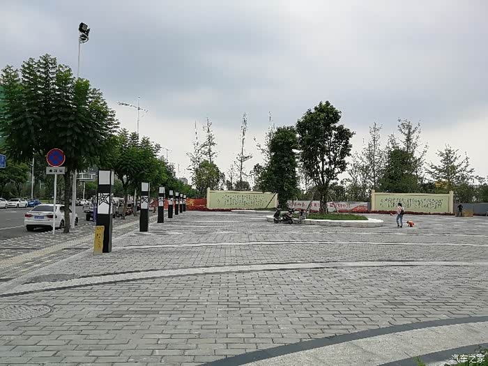 打卡红光书香广场吃水不忘挖井人