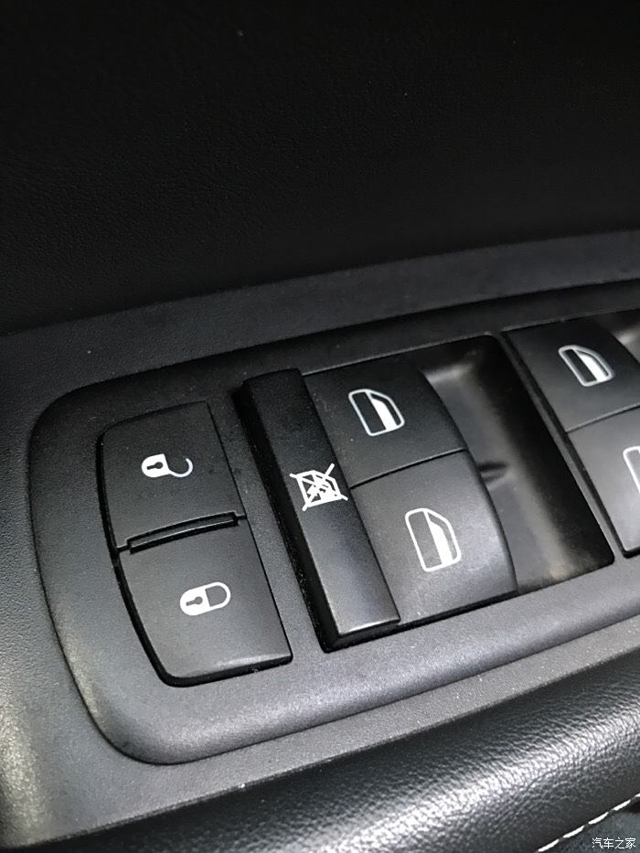15劲享车内打开后备箱的按钮在哪?