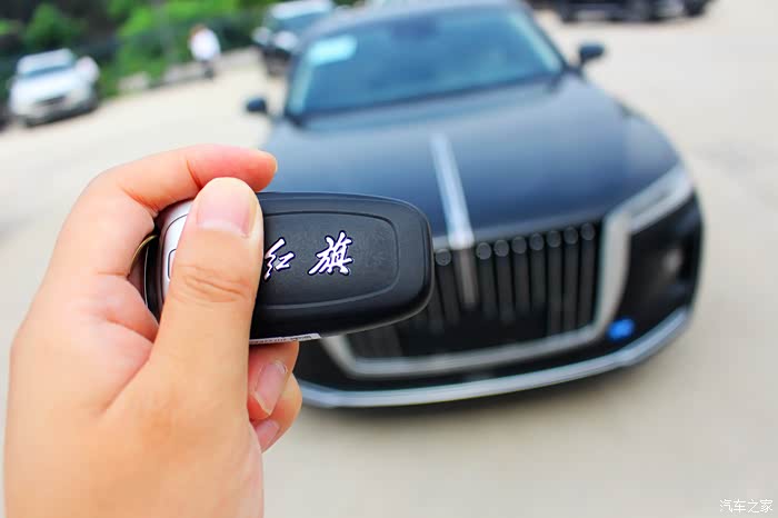 这是红旗的智能钥匙,主要是解锁车辆以及开启后备箱