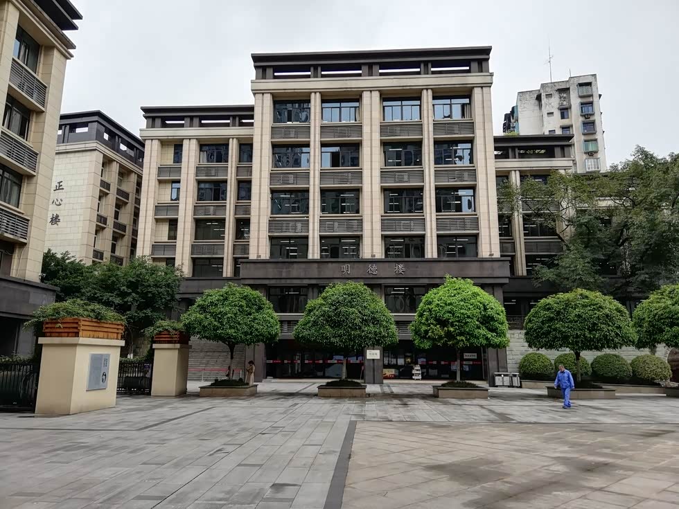 这是重庆的巴蜀中学里的一栋教学楼,还打算去高中里面逛,但高中的门口