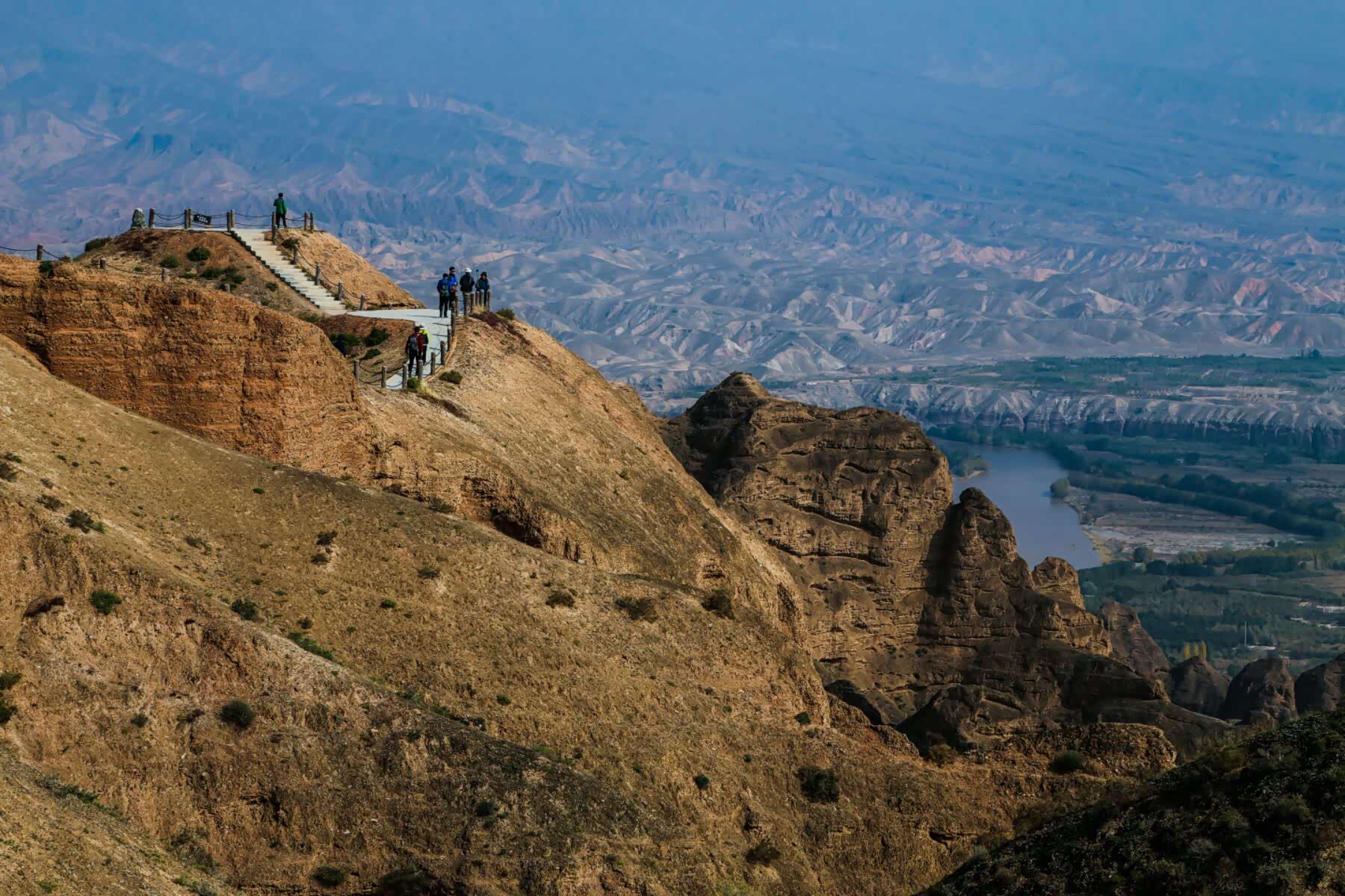 黄河石林地处甘肃省白银市景泰县境内距白银70公里