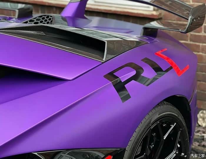 紫色的兰博基尼显得温柔的许多