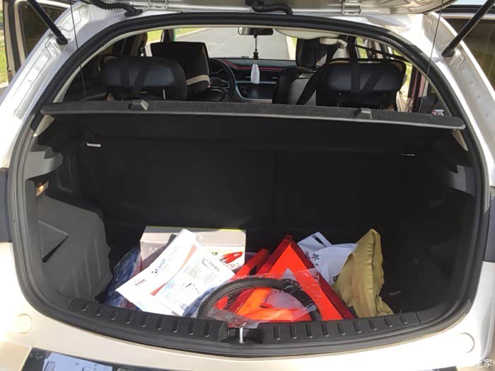 完牌到现在还没来的急整理后备箱,就凑合看看吧,空间是,但主要代步用