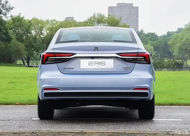 作为荣威首款r车标新车,这款车设计较为硬朗