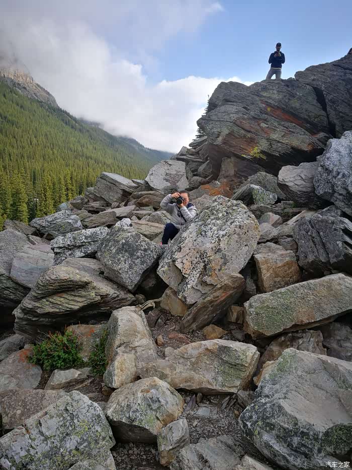 湖边的乱石堆是最佳观赏地点