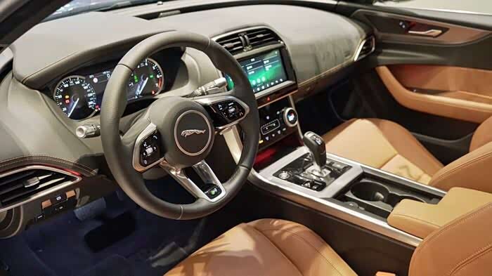 外观小改内饰大幅革新,中期改款捷豹xf还真的不错,有诚意.