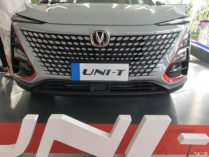 这个水泥灰颜色看起来很有个性,不过发小喜欢黑色的.