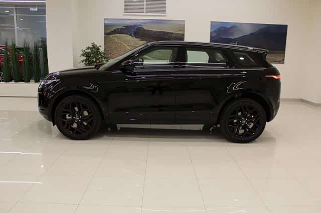 全新路虎揽胜极光实车黑色的中网格栅造型非常有精致的运动感