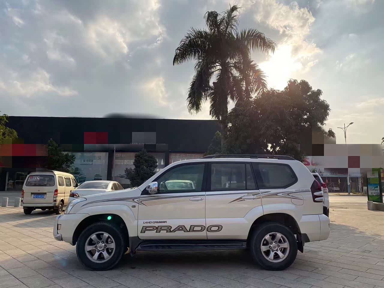 老款的丰田霸道2700非常的霸气,保值率也高.