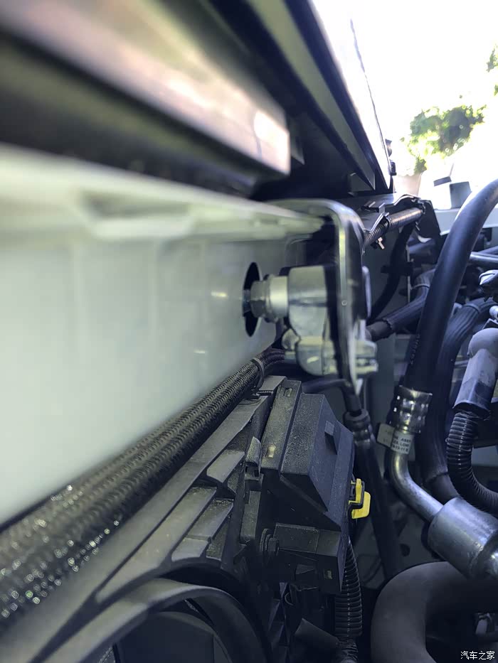 14代轩逸安全气囊碰撞传感器位置